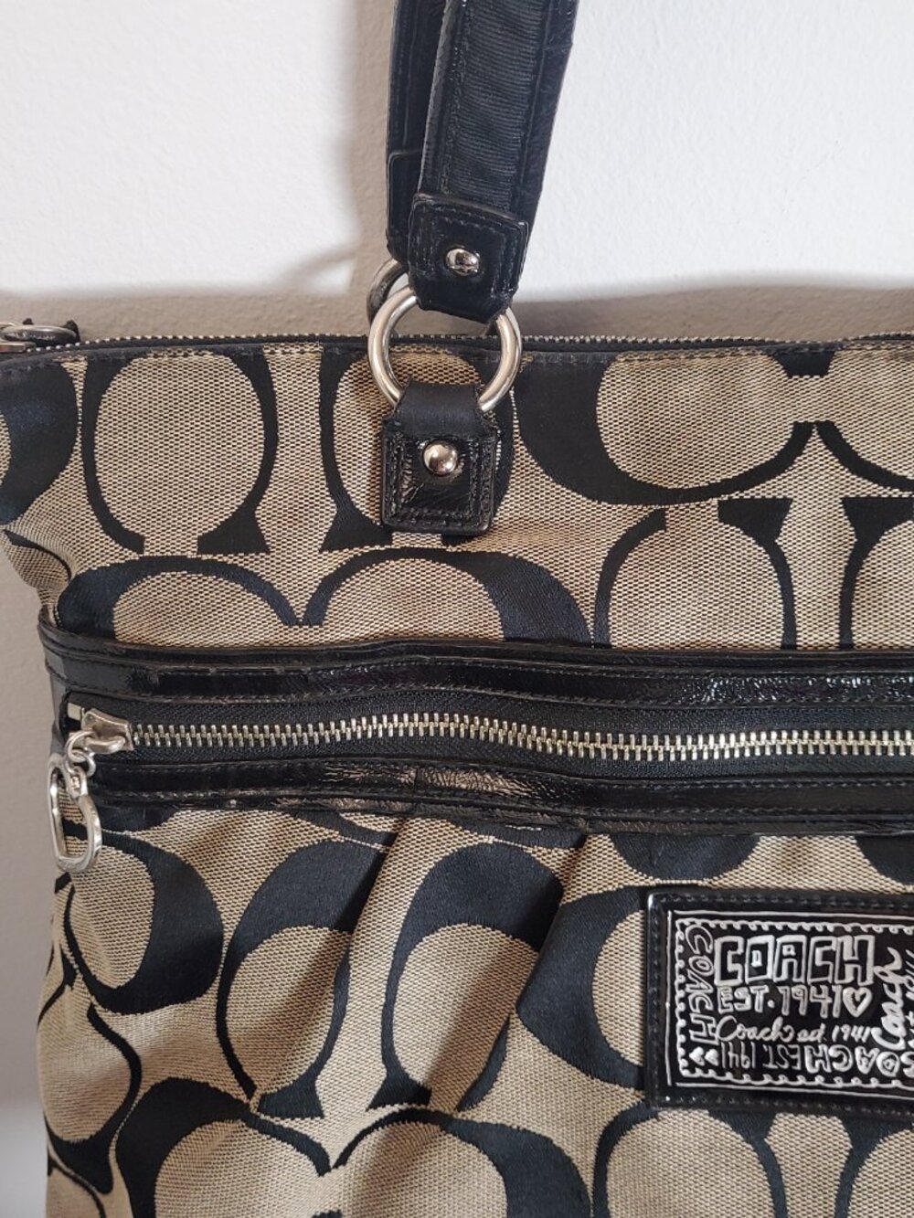 21. Coach Signature Logo Medium Tote Black/Beige Zip Top Patent Trim Pockets - Picture 11 of 12